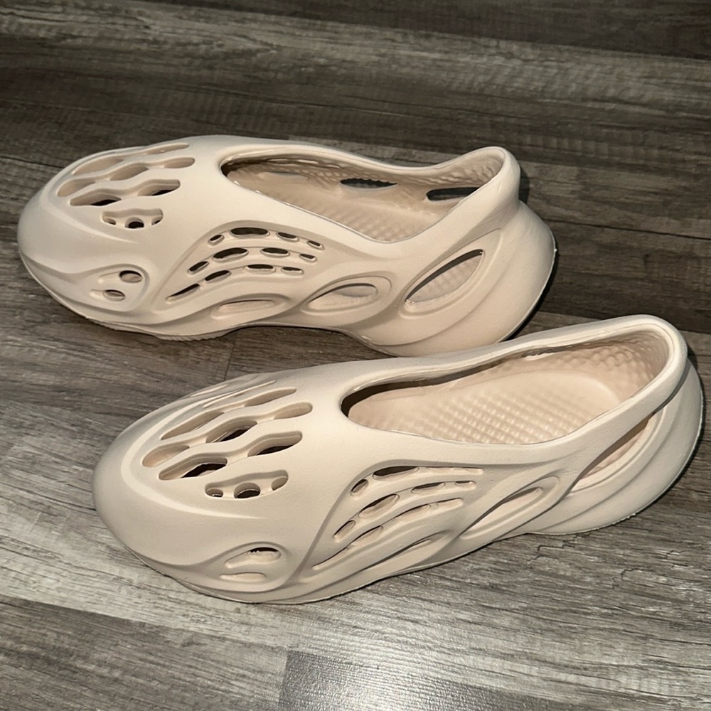 NWT Women’s Foam Runner Cut Out Sneakers